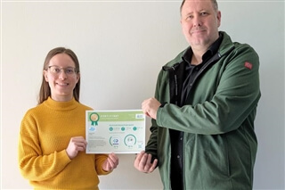 Roman Hörantner from Werner & Mertz Professional, presented the Green Care Performance Calculator Certificate 2023 to Markas Managing Director Gerlinde Tröstl and ESG Manager Angela Meissl