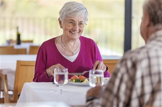 Fondazione SaluteVita - signora sorridente a pranzo