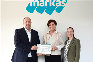 Roman Hörantner from Werner & Mertz Professional, presented the Green Care Performance Calculator Certificate 2023 to Markas Managing Director Gerlinde Tröstl and ESG Manager Angela Meissl