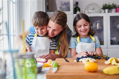 colazione divertente gustosa - bambini in cucina