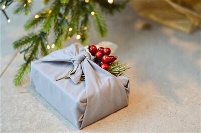 idee sostenibili per incartare i tuoi regali di Natale - carta da regalo con dei vecchi tessuti